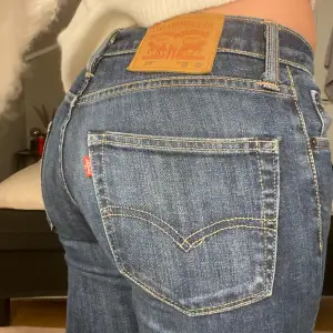 Säljer dessa lågmidjade Levis jeans. Dem har slits, bra skick. 