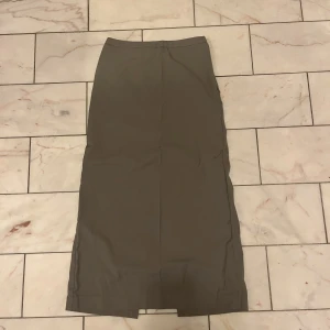 Maxi kjol - Weekday Maxi kjol med slit på baksidan,  aldrig använd. Grå brun färg !