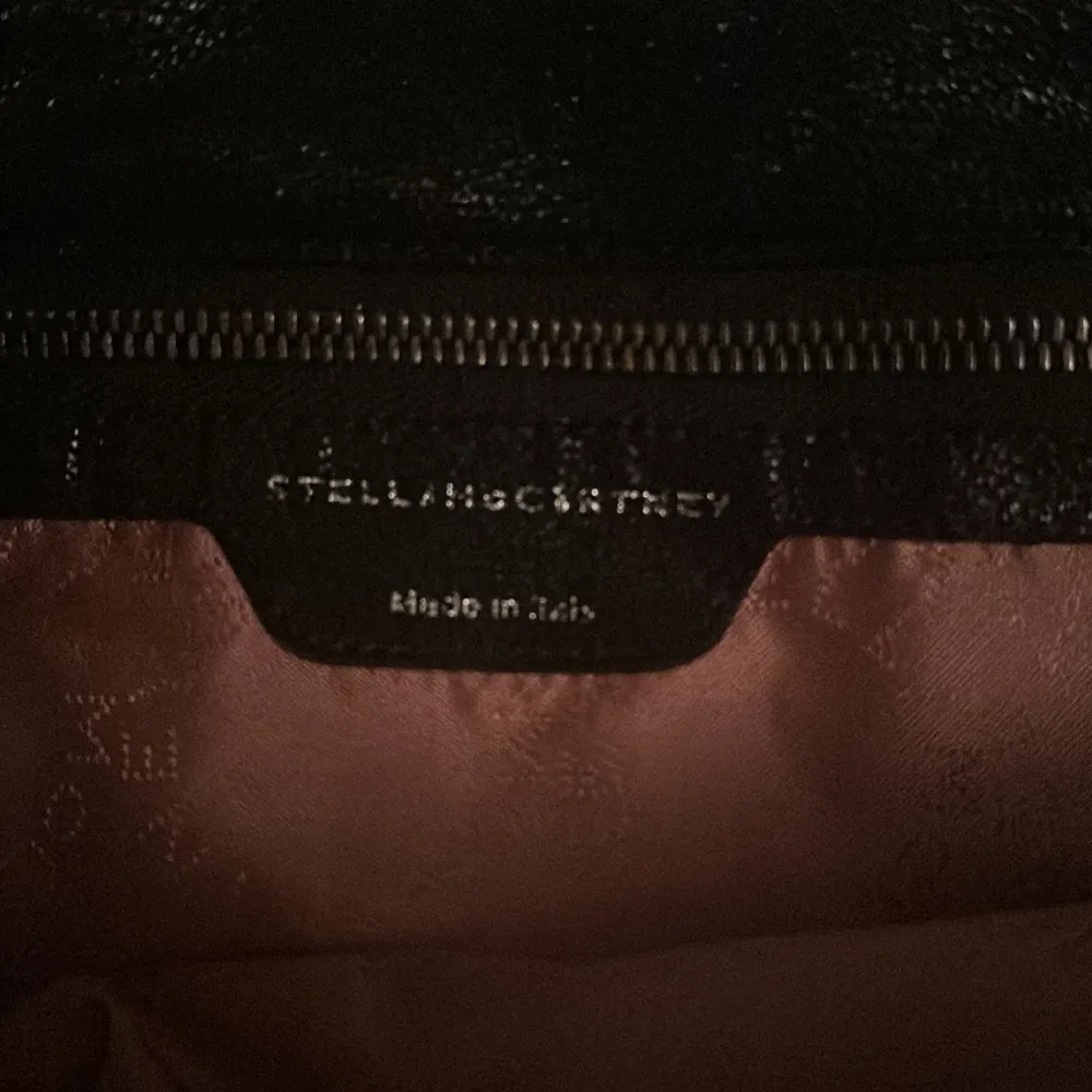 Det är en svart äkta Stella McCartney väska,gjord i Italien och är i väldigt bra skick. Väskor.