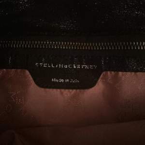 Det är en svart äkta Stella McCartney väska,gjord i Italien och är i väldigt bra skick