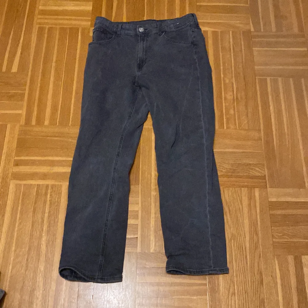 Gråa hm jeans i Loose mycket fint skick knappt andvända sitter mer som straight . Jeans & Byxor.