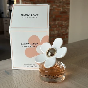 Marc Jacobs parfym - Helt oanvänd Marc Jacobs parfym. Säljer då jag råkade få fel sort i julklapp. Förpackningen är precis bara öppnad och kan därför inte returneras. Nypris 1020kr