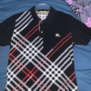 Burberry - Fin burberry piké använd max 3 gånger