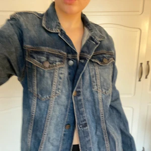 Jeansjacka (oversized) - Snygg lite oversized jeansjacka. Storlek L men jag använder den som är S. Jättesnygg, perfekt till våren nu!!!