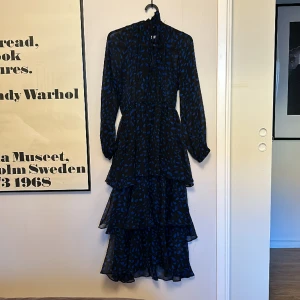 Otorlig klänning från NAKD - Fint skick, storlek 36