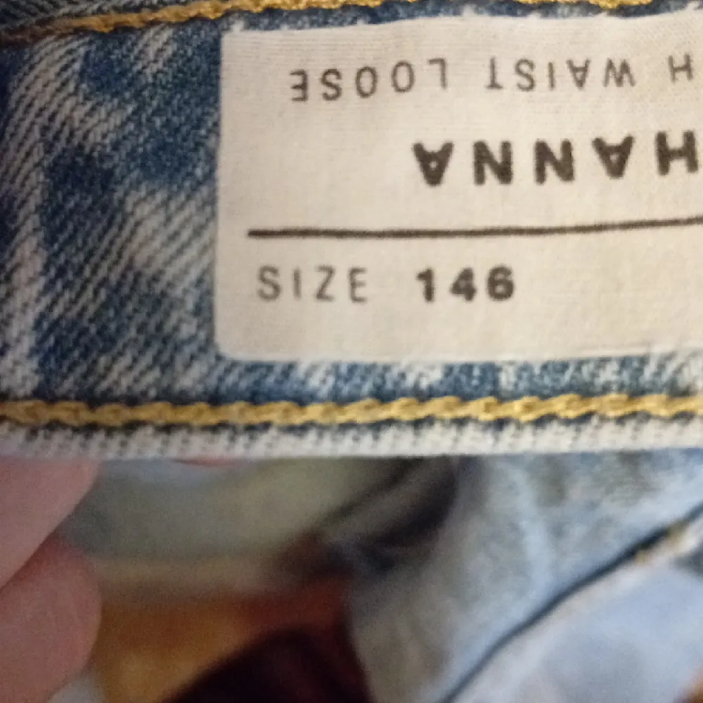 Dessa funkar att ha som mid waist men även high waist.🥰 De är i gott skick.☺️. Jeans & Byxor.