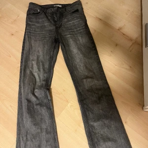 Gråa lågmidjade jeans - Gråa lågmidjade jeans från Gina, använda ett antal gånger men super bra skick, för små för mig därför dom säljs 