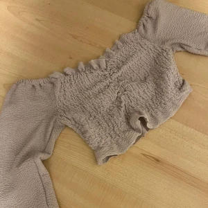 Lila topp - Lila fin topp från bikbok, sitter bra och är super fin, bra skick