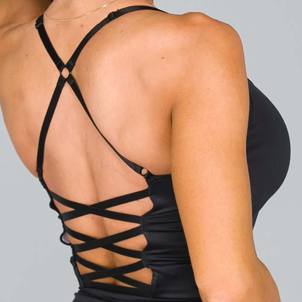 Tag size S but fits like XS. Gently and barely used. Straps are perfect. Vesey Strappy crop top. No support, no pads. Matte surface intact, no cracks. No holes, tears, rips, snags, fuzz, fading, runs, pilling. Smoke and pet free. Toppar.