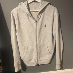 Polo Ralph lauren zip  - Storlek s, inga snören. Lappen i nacken börjar suddas ut pga tvättad många gånger. Grejen man drar i på dragkedjan har tyvärr lossnat därav det låga priset. pris kan diskuteras vid snabb affär