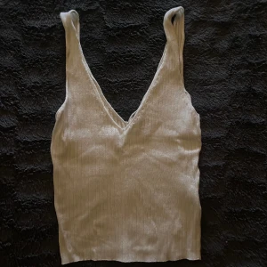 liten topp - vitt linne i strl xs helt oanvänd