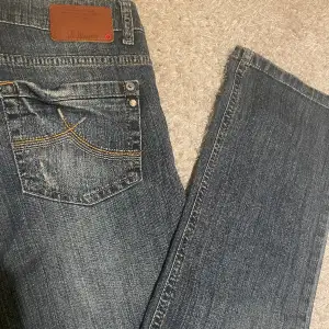 Säljer dessa jätte fina Jeans med magisk tvättning och söta detaljer på fickorna. Jensen är raka, modellen på bilden är 178 cm. Står att de är W38 L34 men passar som Small💗Skriv för fler bilder 