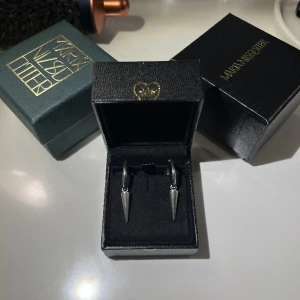 Edblad örhängen  - Säljer dessa populära spike hoops i rostfritt stål från edblad då de ej kommer till användning, ny pris 399. Inga defekter alls! Buda gärna💕