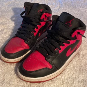 Air Jordan 1 mid ”banned” - Storlek 42,5, skick 8/10, sulorna är tunnare bak vid hälen.