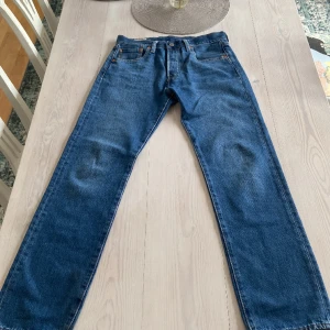 Levi’s 501 - Säljer ett par Levi’s 501:or. W29 L32  Använda fåtal gånger, då de inte passade mig.  Otroligt fint skick, inga defekter.