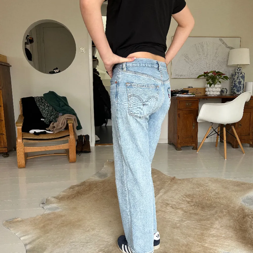 Levis ribcage straight jeans i strl 28 (eu 36). Tjejen på bilden är 170 cm lång och har normalt strl 36 i jeans, de är som man ser på bilderna något korta och små för henne!  Jeansen är i superfint skick, orginalpris: 1300 kr  Säljer mkt mer just nu!. Jeans & Byxor.