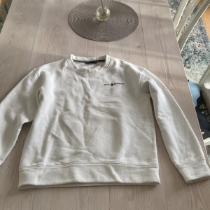 Sail racing crew neck  - Säljer en en sail racing tröja för bra pris, storlek 170cm.  Inga defekter, använd fåtal gånger.
