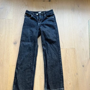 Zara byxor randiga  - Jättefint skick, originalpris: 399kr säljer för 250kr