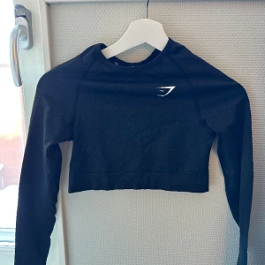 Träningströja - Croppad tröja från Gymshark som tyvärr blivit för liten för mig. Fint skick!