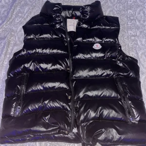 moncler väst - strlk 3, nfc scan och qr kod finns, dma för mer information och intresse