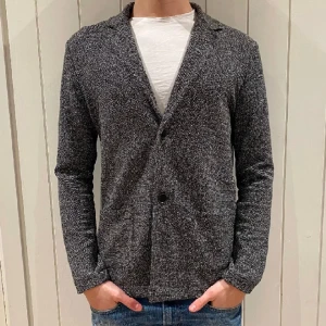 Stickad blazer  - Skön stickad blazer från märket los vision, köpt här på Plick! Grymt bra skick men passar ej tyvärr! 