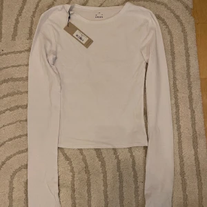 A-DSGN vit tröja - Helt ny långärmad tröja från A-DSGN i strl XS, men passar mig som normalt har S. Lång i ärmarna och har hål för tummarna. ❤️