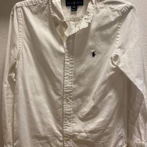 En fin Ralph Lauren skjorta, skick: 9/10 endast använd ett fåtal gånger.  Storlek 18, sitter som S-M.  Skriv i DM för fler bilder Mvh
