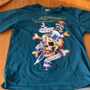 Ed Hardy t-shirt  - Mörk grön Ed Hardy T-shirt i storlek XL men passar defensivt mindre storlekar! Kom privat för fler bilder🌸
