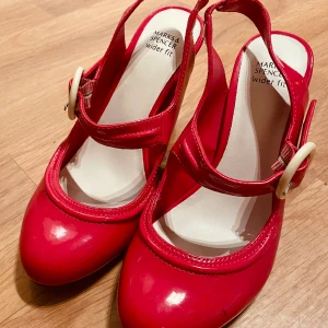 Söta Klackskor  - Störtläckra, djuprödrosa, retro klackskor med perfekt passform för dig som har små, men lite bredare fötter fram. Endast använda två ggr. Storlek 35,5 UK 3. Pris 300:- Från rökfritt och djurfritt hem. 