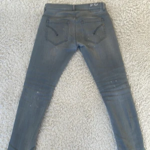 Dondup George jeans - Säljer mina riktigt feeta dondups jeans.  Mycket bra skick och är i den populära modellen George. 