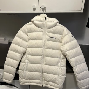 Peak Performance Vit Jacka Dam - Säljer denna oanvända Peak Performance Jacka då den är för liten i storleken. Skriv gärna för fler bilder eller frågor💞