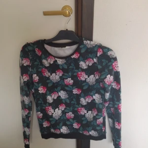 Tjocktröja  - En blommig tjocktröja från H&M. Bra skick.