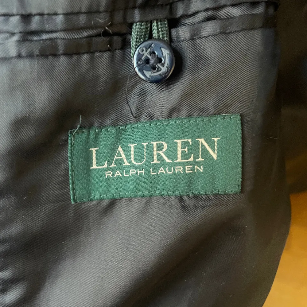 Ralph Lauren sjömansrock  Passar perfekt nu till den sena vintern Skick 10/10 Nypris: 6499kr Stl XL . Kostymer.