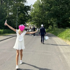 Studentklänning  - Säljer denna vita klänning som jag tänkte ha på min student men var tyvärr något stor. Har vanligtvis har storlek S och denna är storlek M. Köpt från plick men är i grunden från Lullus och kostar 1299kr. Världens finaste!