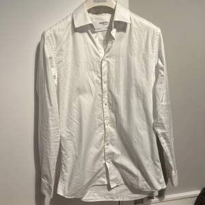 En vit skjorta helt utan defekter. Använd en gång på en skolavslutning. Säljes för att jag har växt ur den. Nypris 700