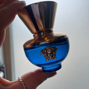 Dylan Blue Versace parfym  - Kommer inte till användning. 90% kvar. Fraktkostnad tillkommer. 