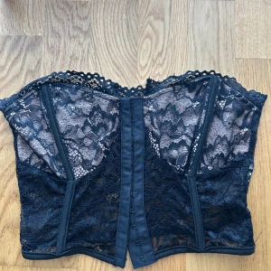 Spetstopp XS - Korsett topp/ spets topp i strl XS. Vet tyvärr inte märket då jag klippt bort lappen.