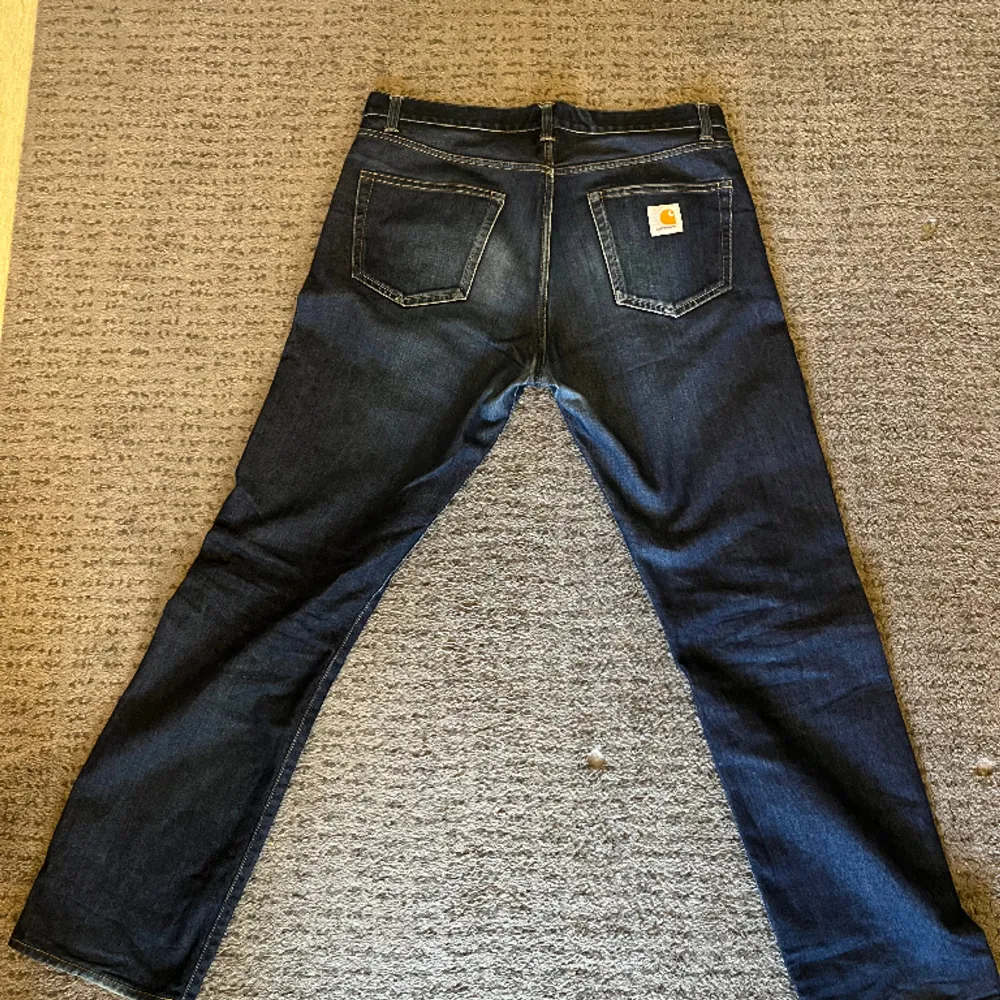 Ett par mörkblå Carhartt wip jeans som är sparsamt använda, men med en liten skråma vi ena låret.  Pris kan diskuteras . Jeans & Byxor.