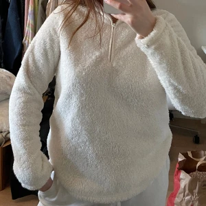 Mysig fluffig fleece - Jättemysig fluffig tröja/fleece från HM! Varm och skön, fint skick!