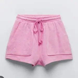 Nästintill oanvända zara shorts i frotté material, såå sköna. Strl S.