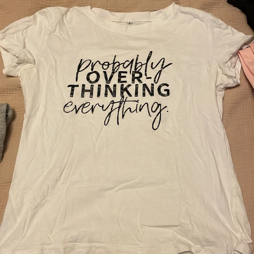 ”Probably overthinking everything”. En vit T-shirt utan fläckar. . T-shirts.