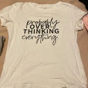 ”Probably overthinking everything”. En vit T-shirt utan fläckar. 