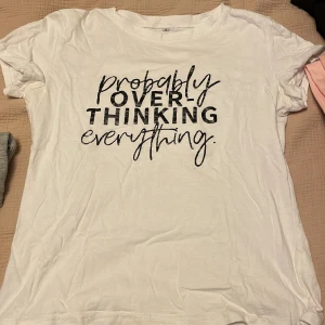 T-shirt med tryck - ”Probably overthinking everything”. En vit T-shirt utan fläckar. 