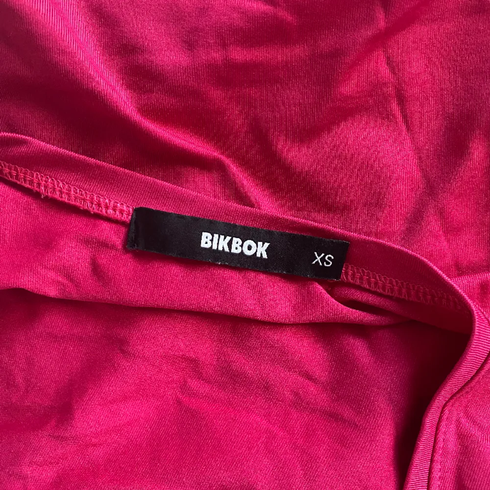 jättefin rygglös tröja i superfin rosa färg, säljer pga att den är för liten för mig, inga defekter annat än att lappen har lossnat på ena sidan💓 skriv privat ol du har några frågor eller för fler bilder!. Toppar.