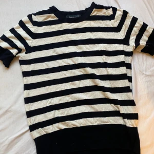 Randig topp - Säljer den här svartvit randiga toppen från zara, den är väldigt stretchig så passar mig som är L även fast den va st S