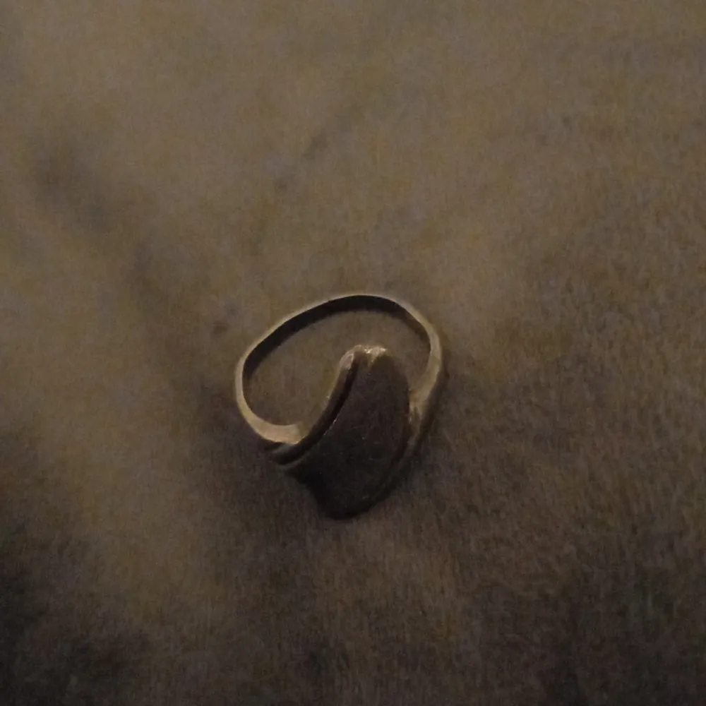 En grå vanlig ring som är 2 cm bred runt hela ringen.. Accessoarer.