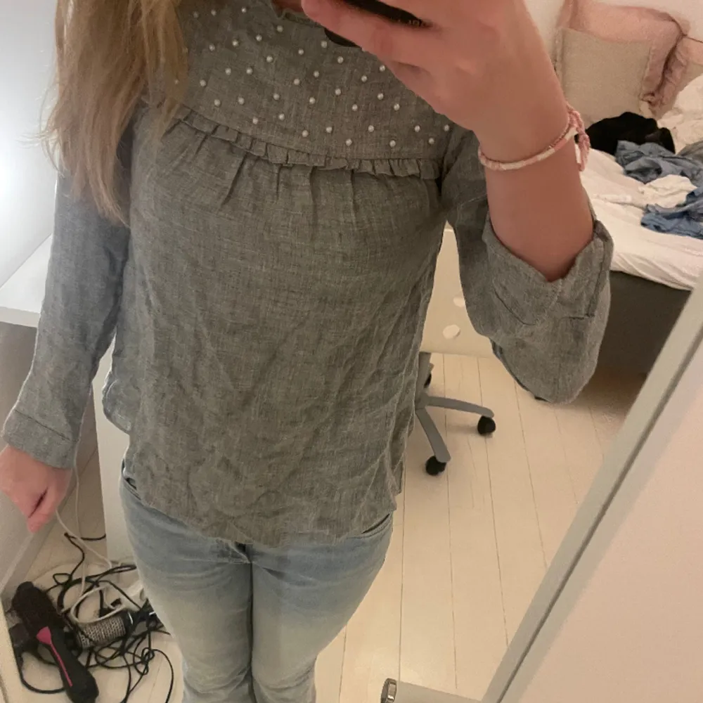 Jag säljer min supersnygga gråa fest topp men pärlor på, den är i storlek xs/s. Det är i jätte bra skick och jag säljer eftersom den är för liten💗. Blusar.