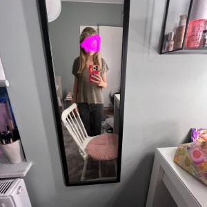 T-shirt - Najs t-shirt med spets/ detaljer i ryggen!!🥰