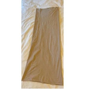 Underklänning/klänning Vila - Klänning/underklänning från Vila. Viss shape effekt.  Passar storlek S-L.  Perfekt under genomskinlig klänning eller långkjol.  Liten rosa fläck på en kant 