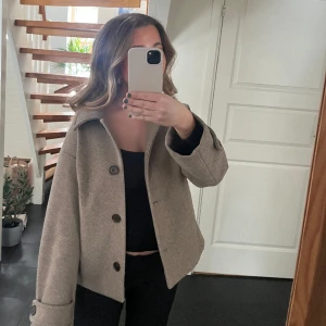 Beigebrun jacka - Säljer den här jättefina beigebruna jackan från Kappahl💗 köpt här på Plick för 800kr, jag säljer för 400kr + frakt💕